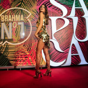 Look dourado de Camila Queiroz foi destaque no Camarote N1