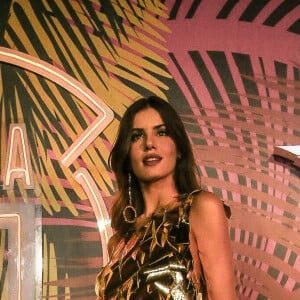O dourado foi a cor escolhida por Camila Queiroz para seu look na Sapucaí
