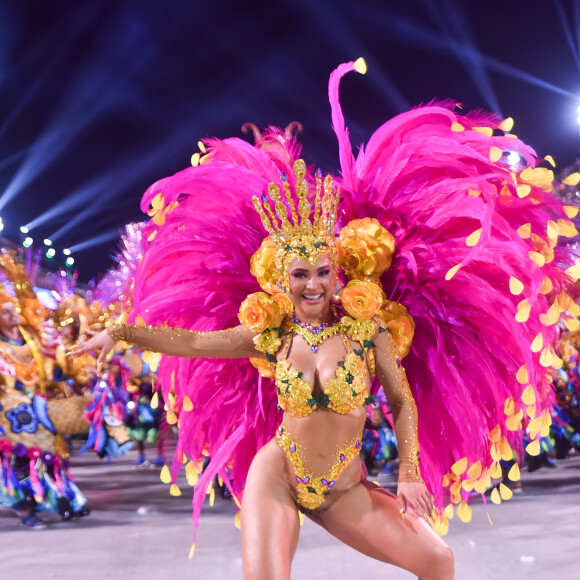 Mileide Mihaile passou por lipo LAD antes do desfile