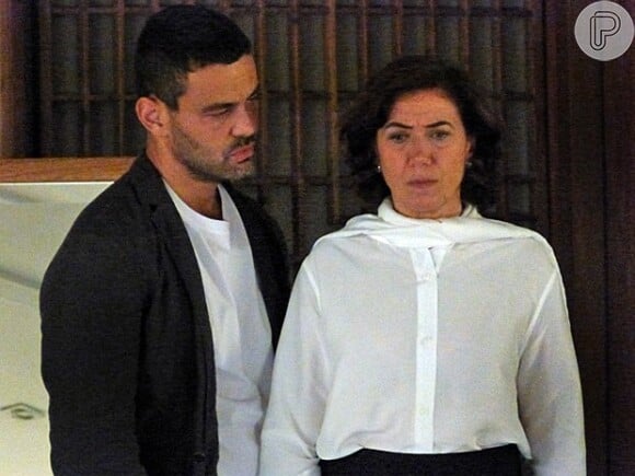 Com seu dinheiro, Maurílio (Carmo Dalla Vecchia) está chantageando Maria Marta (Lilia Cabral)