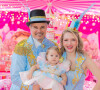 Edson Celulari e Karin Roepke combinaram look com a filha, Chiara, em festa de 1 ano