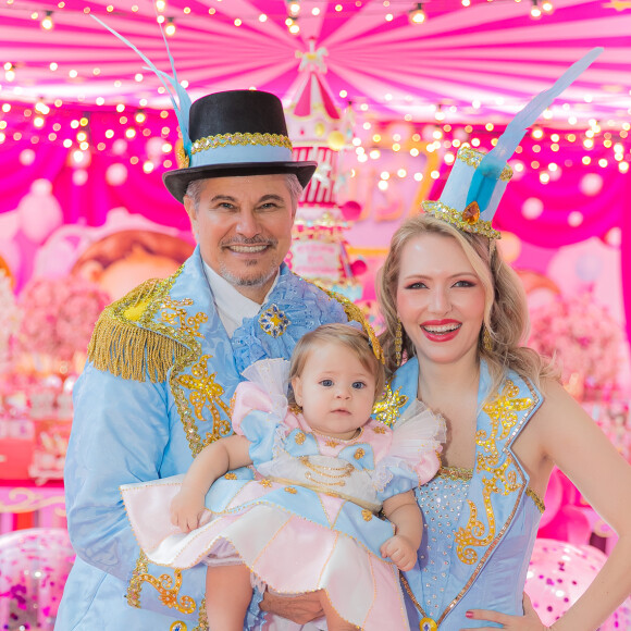 Edson Celulari e Karin Roepke combinaram look com a filha, Chiara, em festa de 1 ano
