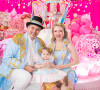 Edson Celulari, Karin Roepke e a filha, Chiara, usaram roupas de mágicos na festa de 1 ano da menina