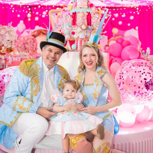 Edson Celulari, Karin Roepke e a filha, Chiara, usaram roupas de mágicos na festa de 1 ano da menina
