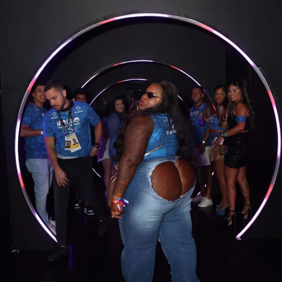 Jojo Todynho usou calça aberta no bumbum