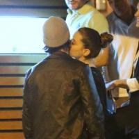Alinne Moraes troca beijos com o namorado em restaurante japonês no Rio