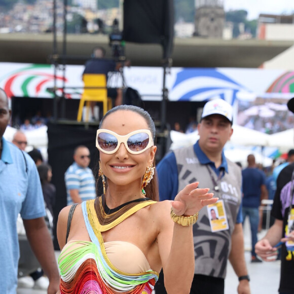 Vestido de Sabrina Sato era multicolorido e confeccionado a partir de linhas