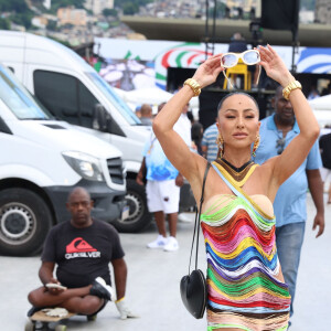 Sabrina Sato foi rainha de bateria da Unidos de Vila Isabel e repetiu o mood colorido em seu look para ver a apuração do Carnaval do Rio de Janeiro
