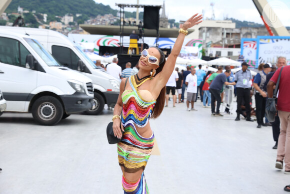 Sabrina Sato surgiu com look diferentão na Sapucaí para ver as notas dos desfiles do Carnaval
