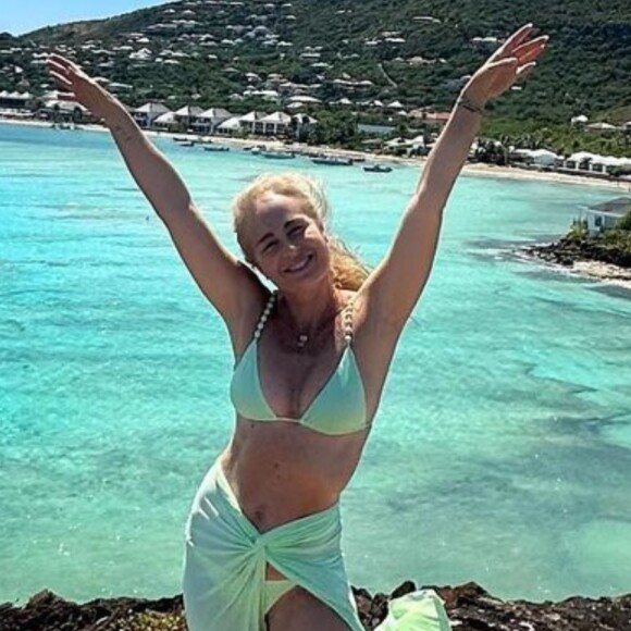 Angélica exibe beleza natural ao dispensar maquiagem em fotos na praia