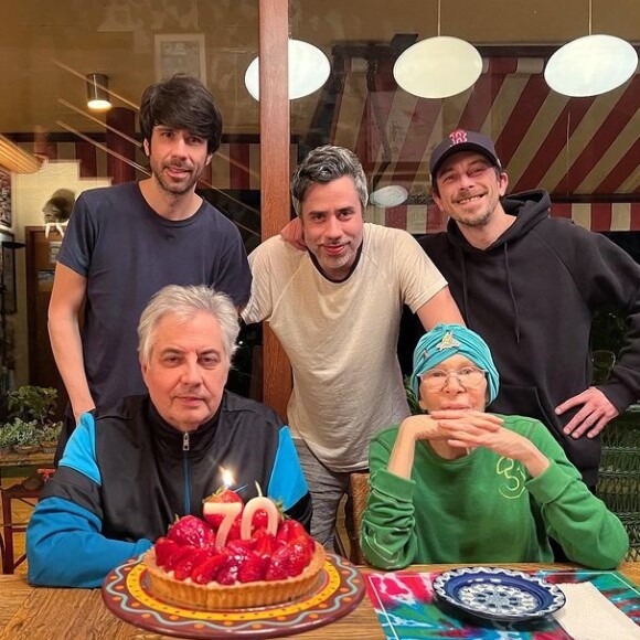Rita Lee em foto com os filhos, Beto, Antonio e João, e o marido, Roberto de Carvalho