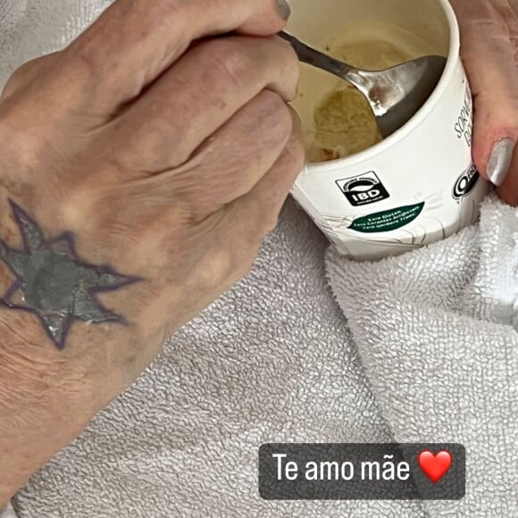 Filho de Rita Lee, João Lee mostrou foto da mãe tomando sorvete, sem indicar se ela ainda está internada ou não