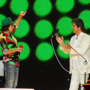 Rita Lee ao lado de Roberto Carlos no especial do rei na Globo no fim de 2010