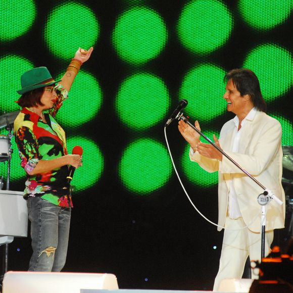 Rita Lee ao lado de Roberto Carlos no especial do rei na Globo no fim de 2010