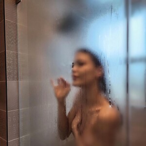 Vitória Strada nua: atriz compartilhou ensaio conceitual no box do banheiro