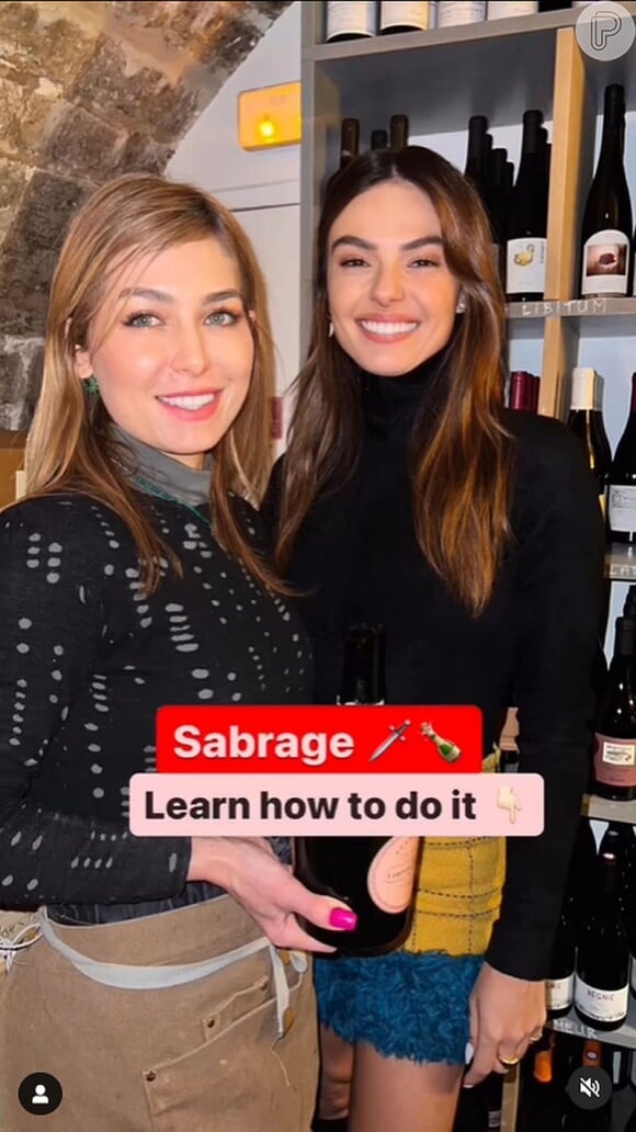 Isis Valverde aprendeu a técnica da Sabrage durante visita a um wine bar com Marcus Buaiz
