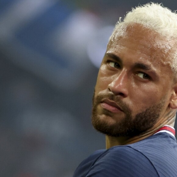 Neymar sofreu uma lesão no tornozelo direito