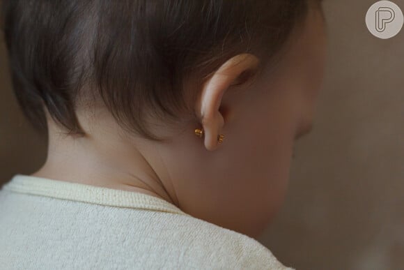 Muitas mães temem o momento de furar a orelha da bebê