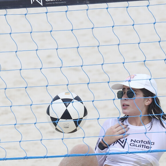 Jade Picon elegeu, mais uma vez, a Praia da Barra da Tijuca para seus treinos matinais de futevôlei