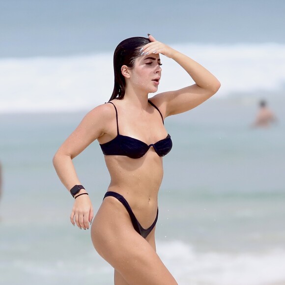 Jade Picon voltou a ser flagrada na praia de biquíni depois de 11 dias