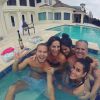 Gloria Pires posou com as filhas e com o marido, Orlando Morais, em piscina