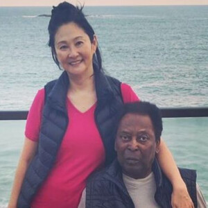 Viúva de Pelé, Marcia Aoki chegou a um acordo com os filhos do ex-jogador e abriu mão de ser a inventariante. A empresária deve receber 30% dos bens mais uma casa no Guarujá (SP)