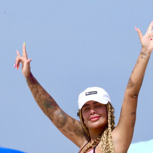 Rafaella Santos optou por um biquíni fio-dental para manhã de praia