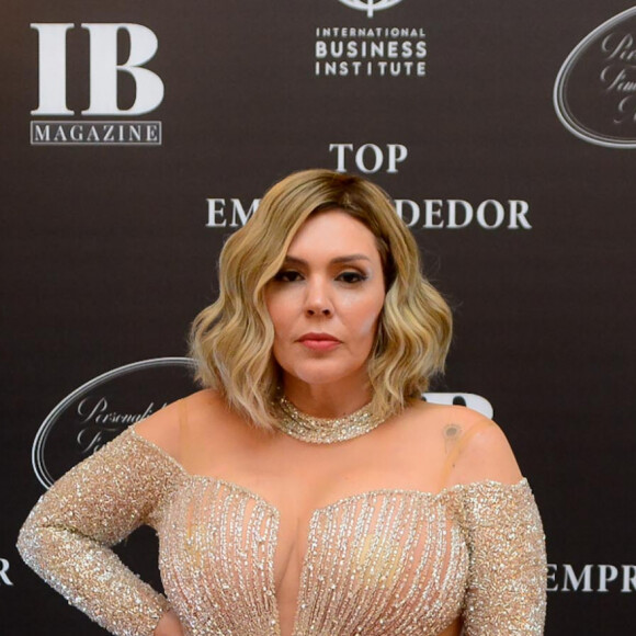 Simony elegeu vestido glamouroso para receber prêmio no Rio de Janeiro nesta quinta-feira (16)