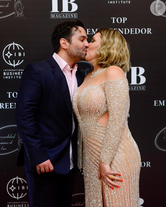 Simony e Felipe Rodriguez trocaram beijos no tapete vermelho do evento