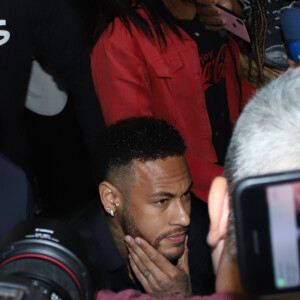 Neymar está se recuperando de uma lesão e está afastado das partidas do PSG