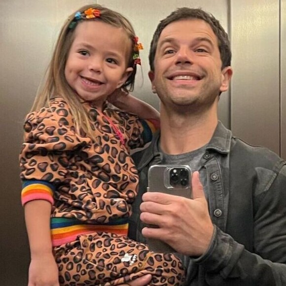 Filha de Sabrina Sato e Duda Nagle, Zoe encanta a web com carisma