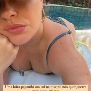 Mari Bridi valoriza bumbum em foto de biquíni: 'Pegando sol na piscina'