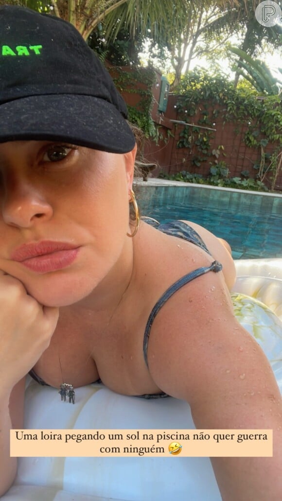 Mari Bridi valoriza bumbum em foto de biquíni: 'Pegando sol na piscina'