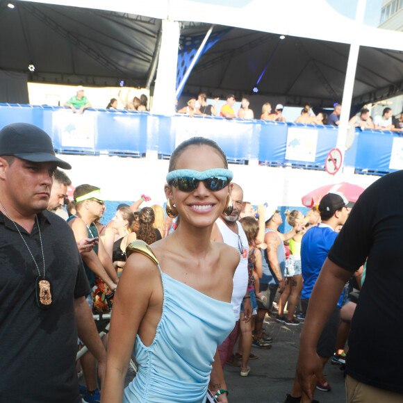 Bruna Marquezine sempre usa looks icônicos em aparições