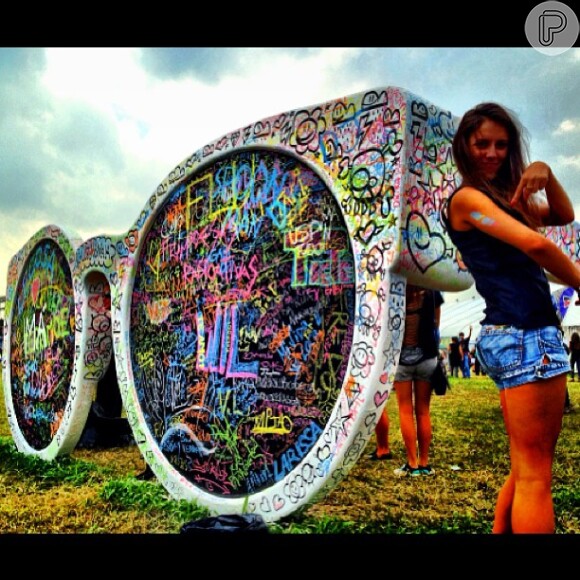 Caio Castro postou uma foto da namorada, Sabrina Pimpão, neste domingo, 31 de março de 2013, no Instagram, durante o Lollapalooza