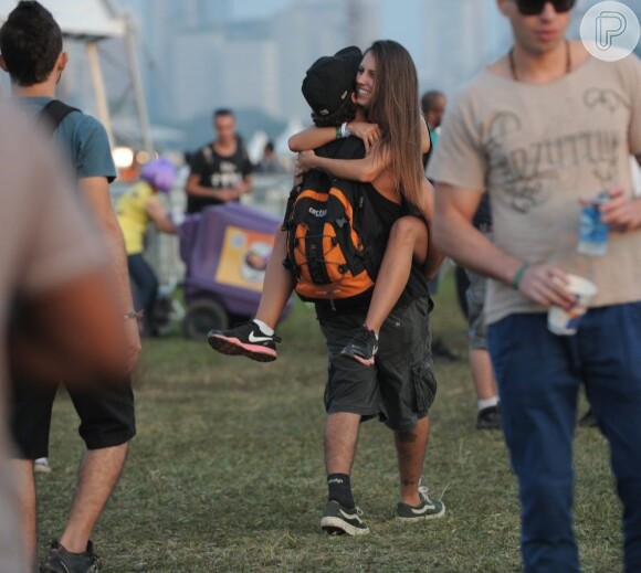 Caio Castro carregou Sabrina Pimpão no colo pelo gramado do festival de música