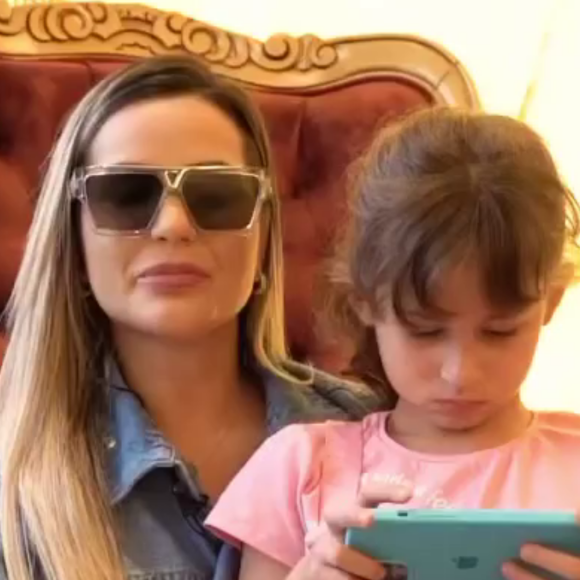 Deolane Bezerra revelou, nesta segunda-feira (27), que a filha de 6 anos, Valentina, foi submetida a um procedimento