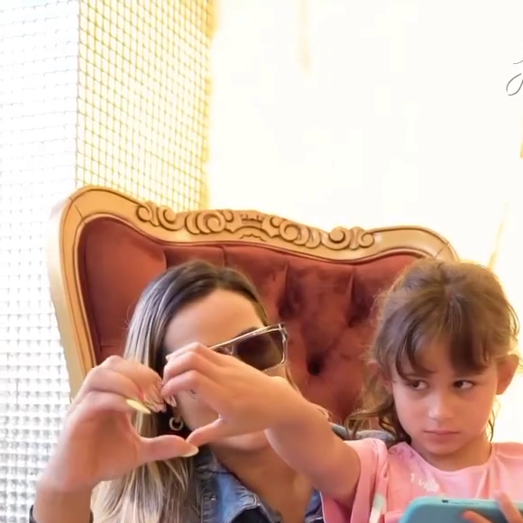 Deolane Bezerra foi aplaudida por internautas por permitir que a filha corrigisse o formato das orelhas