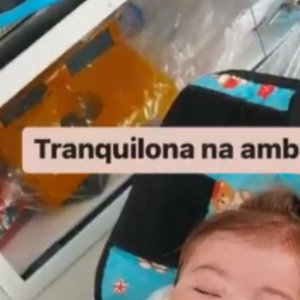 Juliano Cazarré também exibiu filha andando de ambulância