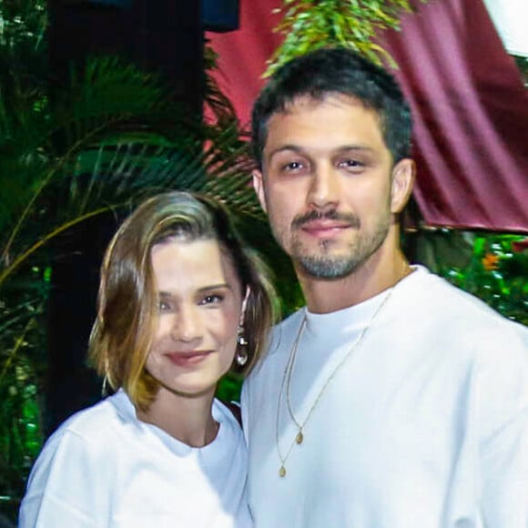 Romulo Estrela levou a mulher, Nilma Quariguasi, para aniversário de Vanessa Giácomo