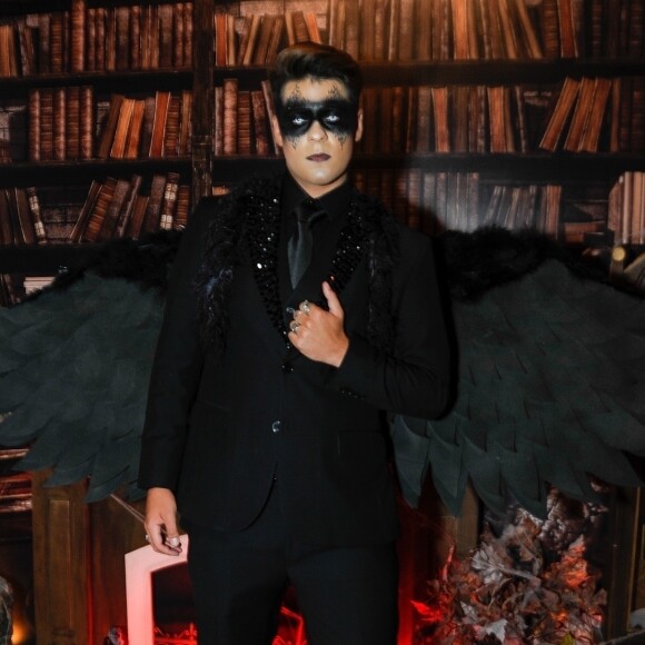 Filho do cantor Chitãozinho, Enrico Lima celebrou aniversário de 21 anos com festa temática de Halloween