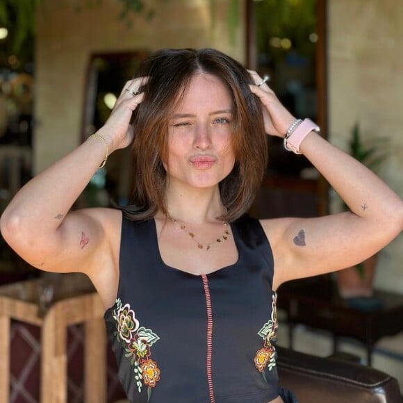 Larissa Manoela deixou os cabelos em tons naturais ao passar por mudança de visual