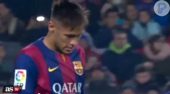 Neymar deixou o campo de cabeça baixa ao ser substituído na partida contra o Elche