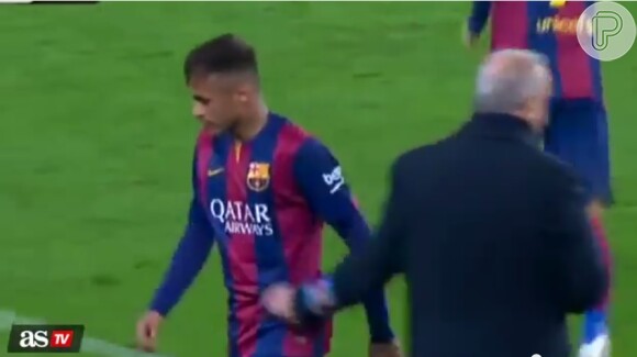 Neymar não cumprimentou o técnico Luis Enrique ao deixar o campo