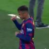 Mesmo irritado, Neymar fez um sinal para a torcida nas arquibancadas