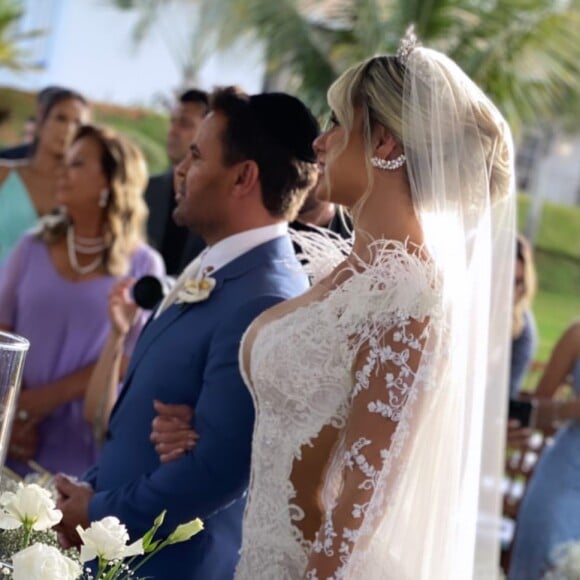 Noiva de Eduardo Costa, Mariana Polastreli usou um vestido com um decote ousado