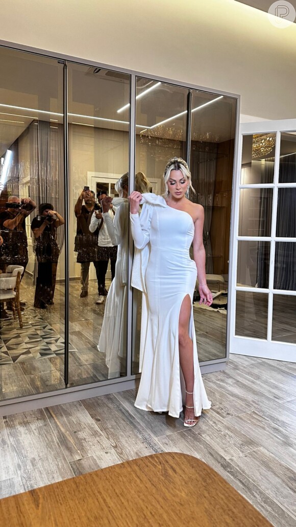 Mariana Polastreli usou um vestido branco e colado ao corpo na festa de casamento