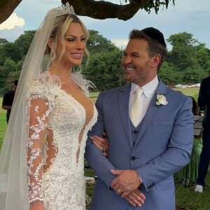 Eduardo Costa e Mariana Polastreli na cerimônia de casamento