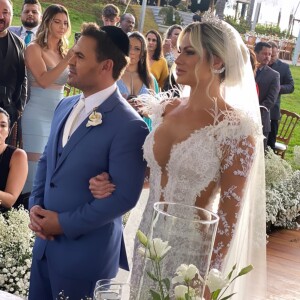 Eduardo Costa roubou a cena ao usar um quipá (chapéu judeu) na cabeça durante o casamento