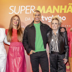 Ana Maria Braga posou com Manoel Soares e Patricia Poeta e outros apresentadores de programas matinais da Globo
